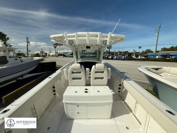 312-027 Yacht Photos Pics 2024 Sailfish 312 boat interior with dual seats and center console, displayed at Sovereign Yacht.