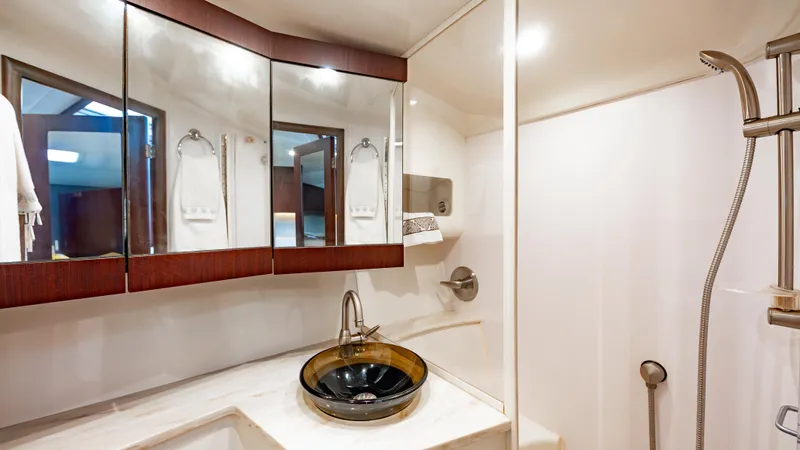 Knot Half Bad Yacht Photos Pics 2017 Jupiter 41 - Head