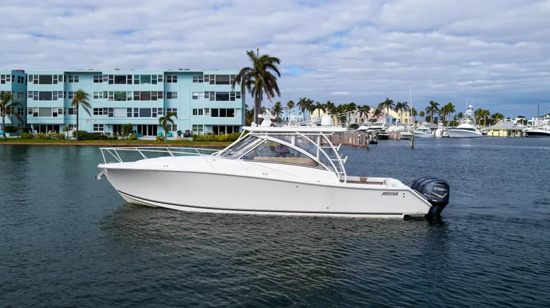 Knot Half Bad Yacht Photos Pics 2017 Jupiter 41 - Exterior profile on the water