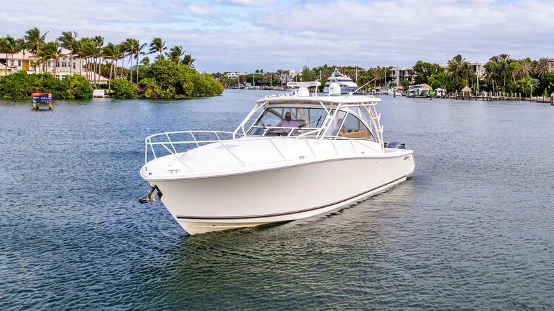 Knot Half Bad Yacht Photos Pics 2017 Jupiter 41 - Exterior profile on the water