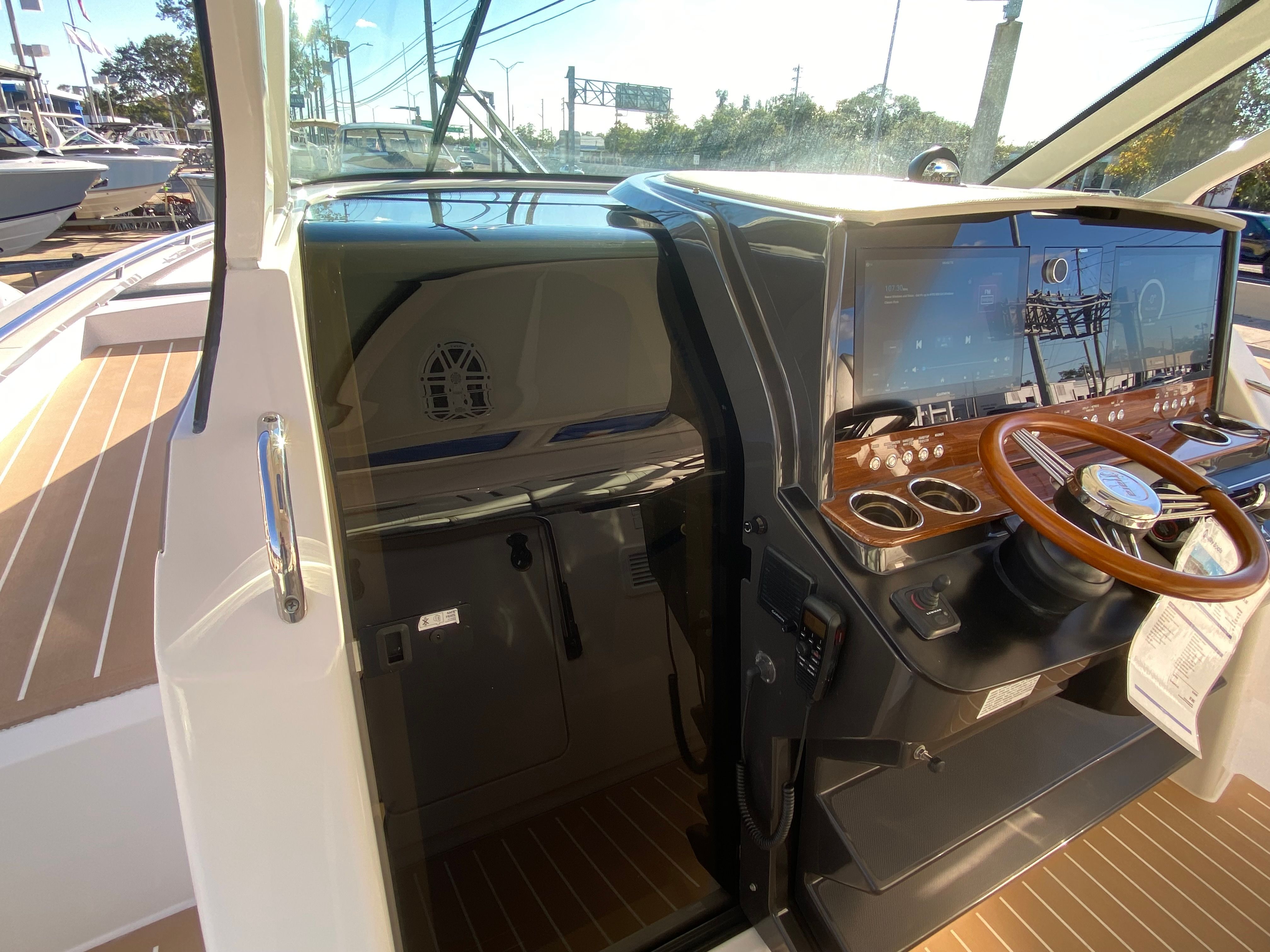 Yacht Photo 51