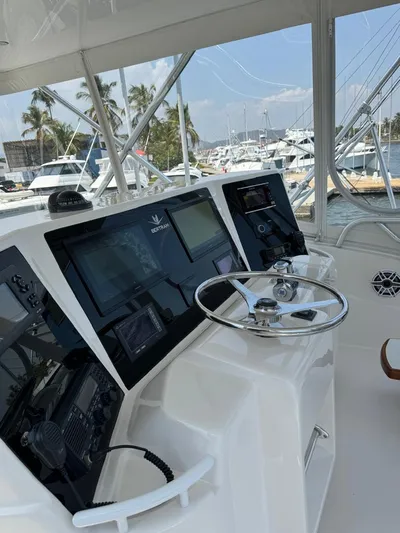 Spill Yacht Photos Pics 2007 Bertram 510 Convertible yacht helm with modern navigation equipment.