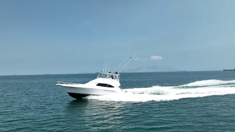 Spill Yacht Photos Pics 2007 Bertram 510 Convertible yacht cruising on open water.