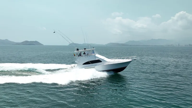 Spill Yacht Photos Pics 2007 Bertram 510 Convertible yacht cruising on open water.