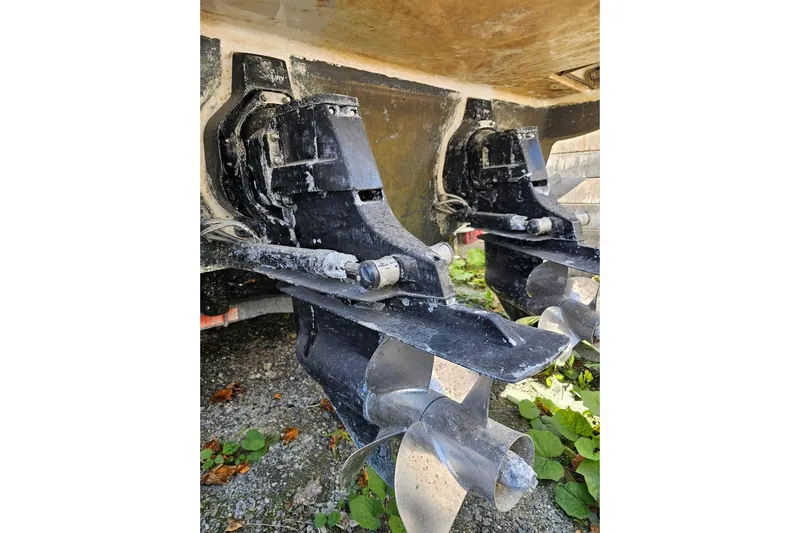  Yacht Photos Pics 2011 Sea Ray 310 Sundancer boat propellers and stern drives, close-up view.