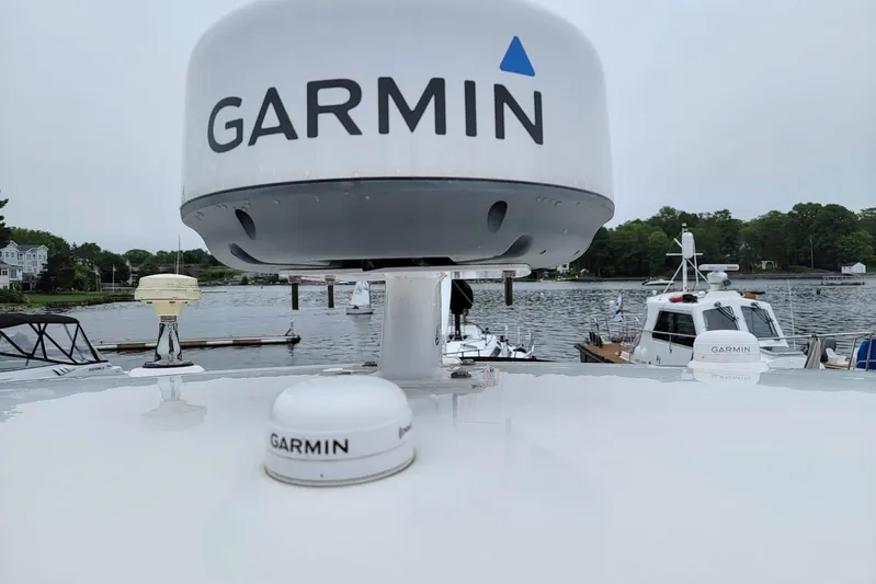  Yacht Photos Pics 2011 Sea Ray 310 Sundancer with Garmin radar on a calm waterfront.