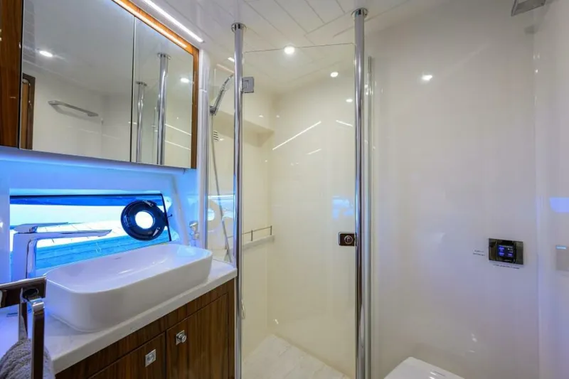 Command At Sea Yacht Photos Pics 2022 Riviera 505 Suv - Image 84