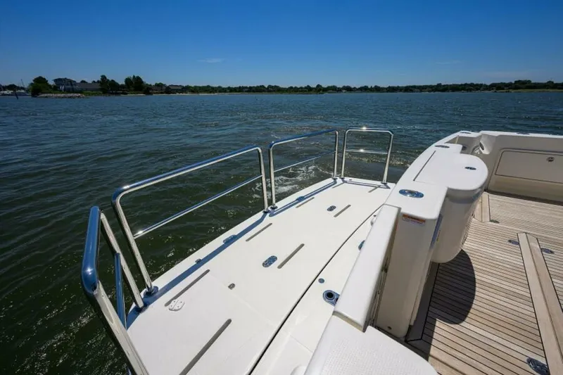 Command At Sea Yacht Photos Pics 2022 Riviera 505 Suv - Image 20