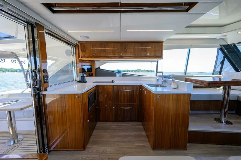 Command At Sea Yacht Photos Pics 2022 Riviera 505 Suv - Image 50