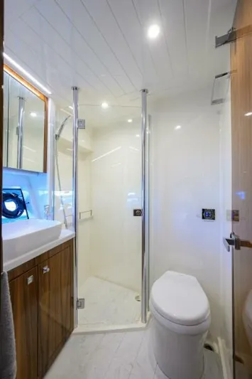 Command At Sea Yacht Photos Pics 2022 Riviera 505 Suv - Image 83