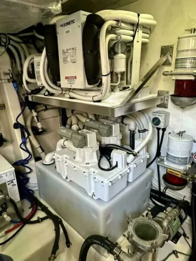 Command At Sea Yacht Photos Pics 2022 Riviera 505 Suv - Image 97