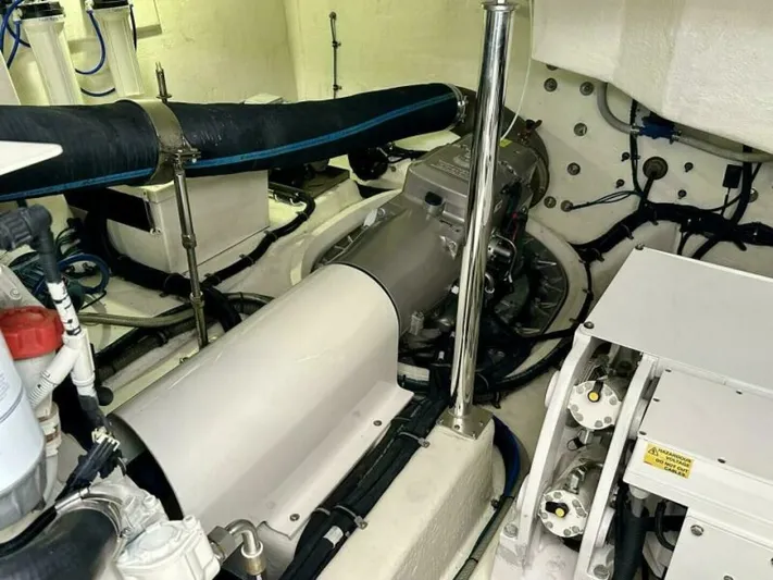 Command At Sea Yacht Photos Pics 2022 Riviera 505 Suv - Image 92