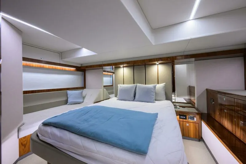 Command At Sea Yacht Photos Pics 2022 Riviera 505 Suv - Image 64