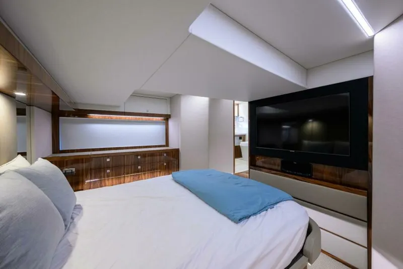 Command At Sea Yacht Photos Pics 2022 Riviera 505 Suv - Image 68