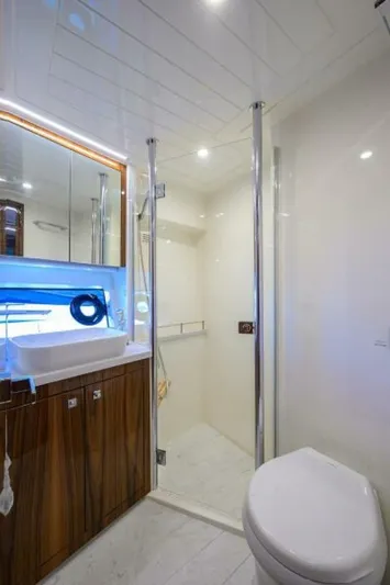 Command At Sea Yacht Photos Pics 2022 Riviera 505 Suv - Image 82