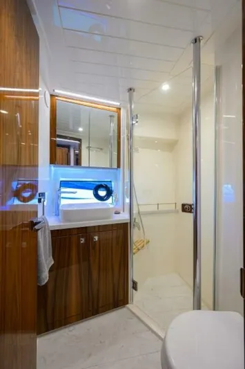 Command At Sea Yacht Photos Pics 2022 Riviera 505 Suv - Image 81