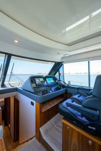 Command At Sea Yacht Photos Pics 2022 Riviera 505 Suv - Image 54