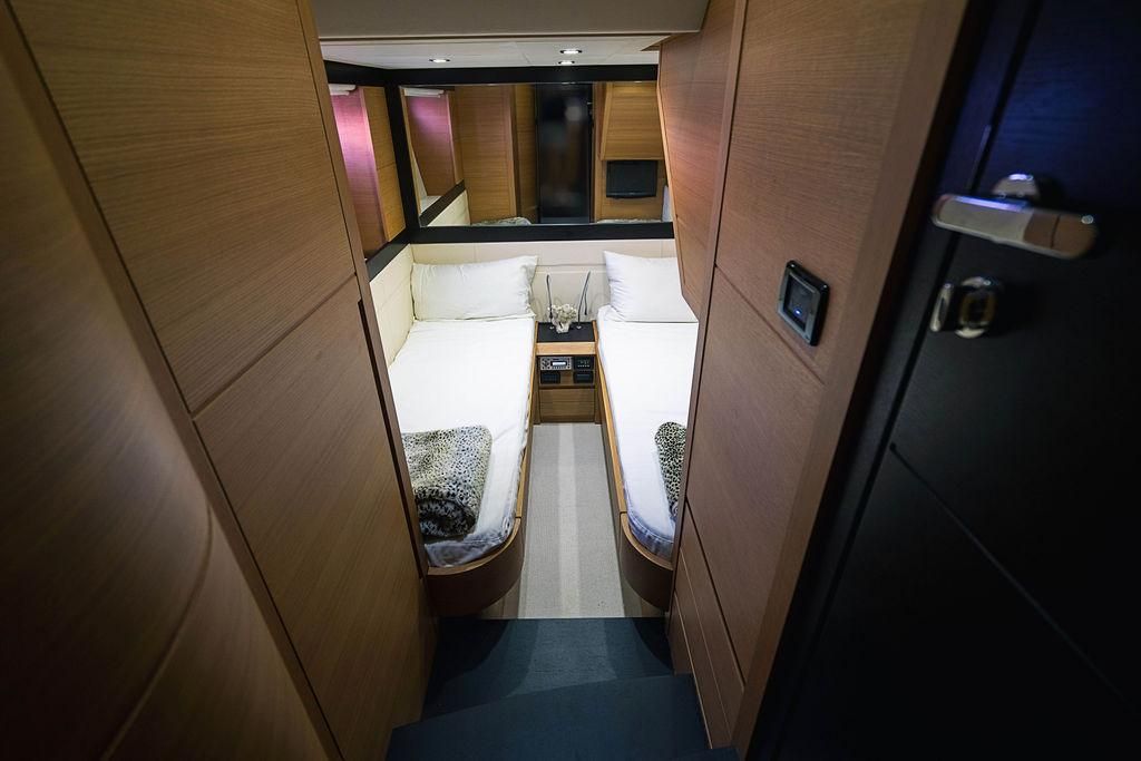 2011 Pershing 64 