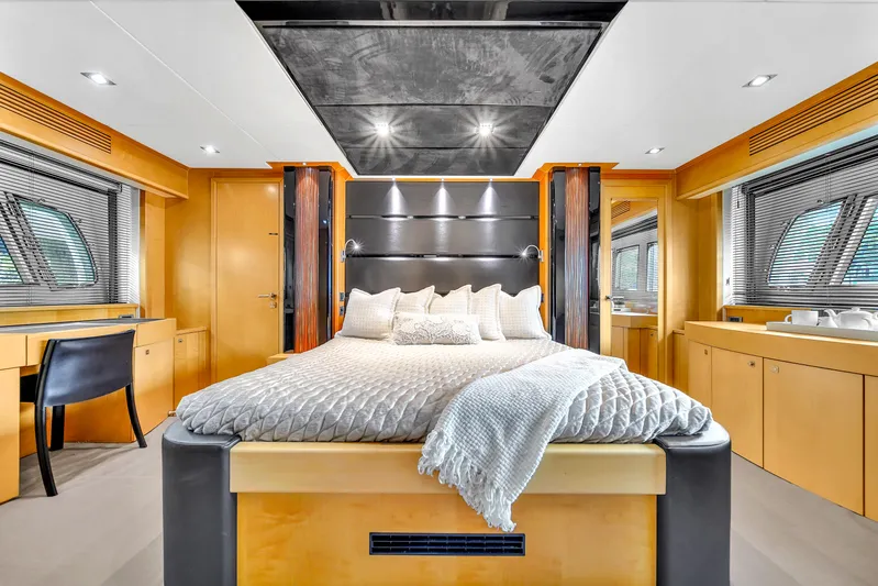  Yacht Photos Pics 80' Sunseeker