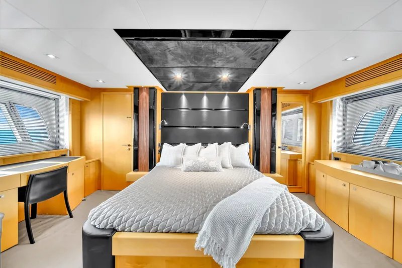  Yacht Photos Pics 80' Sunseeker