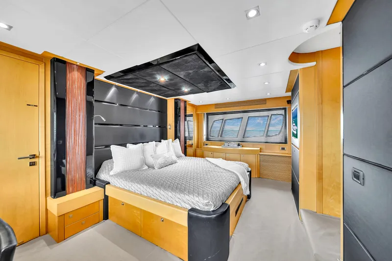  Yacht Photos Pics 80' Sunseeker