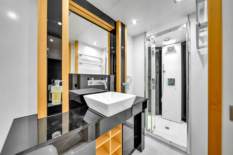  Yacht Photos Pics 80' Sunseeker