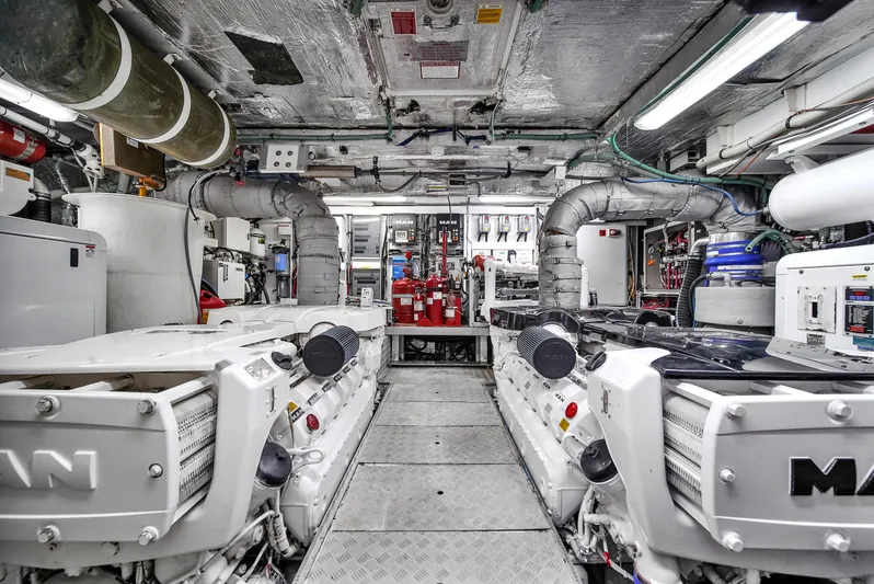  Yacht Photos Pics 80' Sunseeker