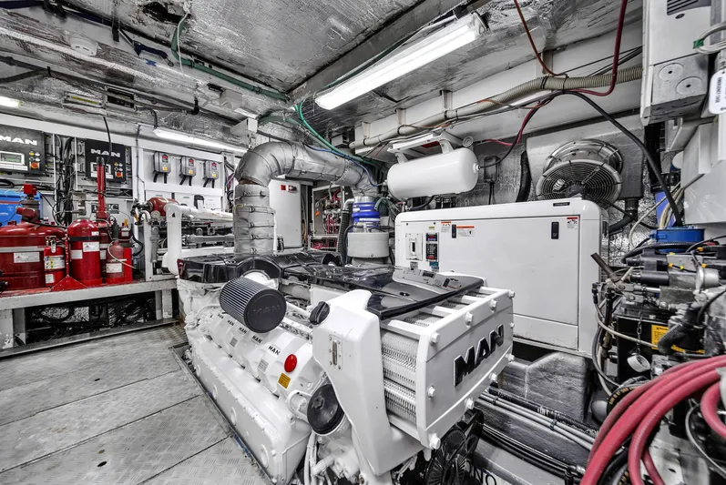  Yacht Photos Pics 80' Sunseeker