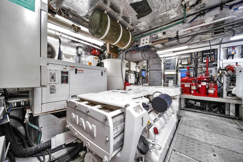  Yacht Photos Pics 80' Sunseeker