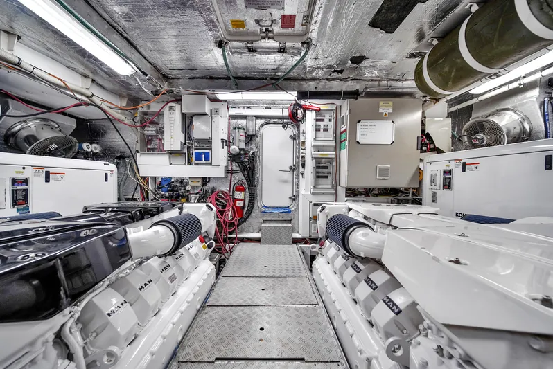  Yacht Photos Pics 80' Sunseeker