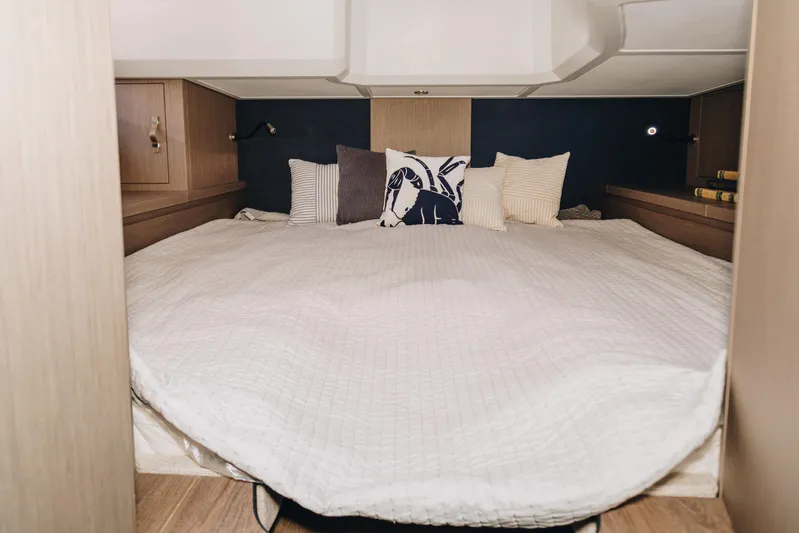 Yacht Photos Pics 2023 Beneteau Gran Turismo 41 cabin with cozy bedding and decorative pillows.