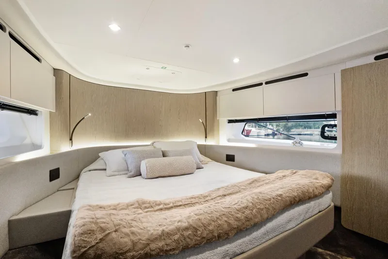 Guyal Yacht Photos Pics Luxurious bedroom interior of 2024 Azimut Fly 53 yacht with modern design and cozy bedding.