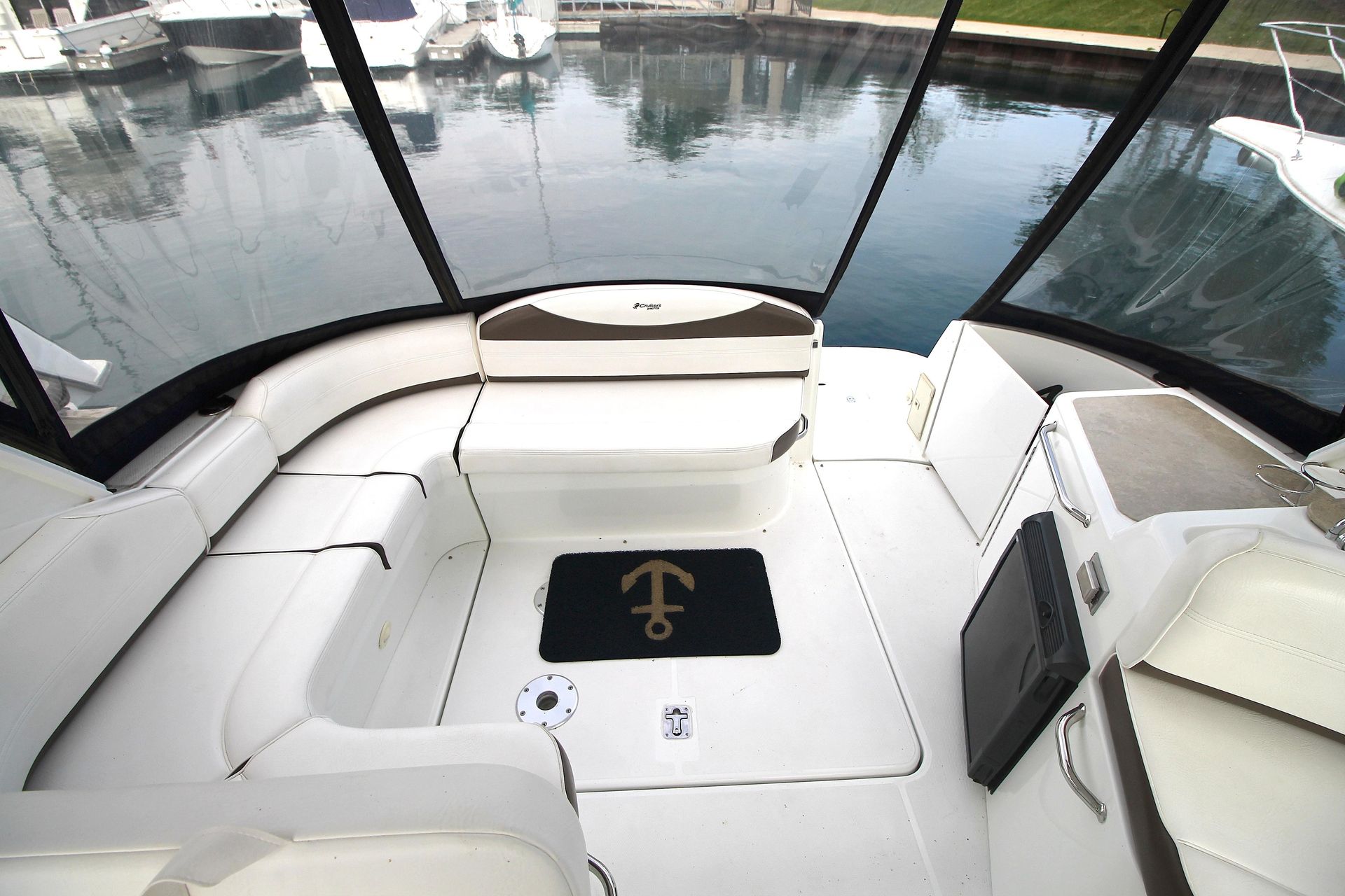 2011 cruisers yachts 330 express