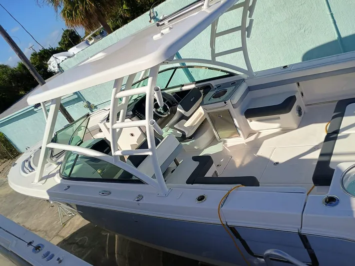 317-125 Yacht Photos Pics 2024 Robalo R317 Dual Console boat with sleek design and spacious seating.