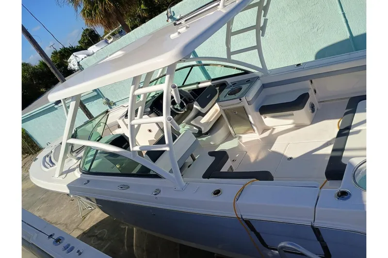 317-125 Yacht Photos Pics 2024 Robalo R317 Dual Console boat with spacious seating and modern design.