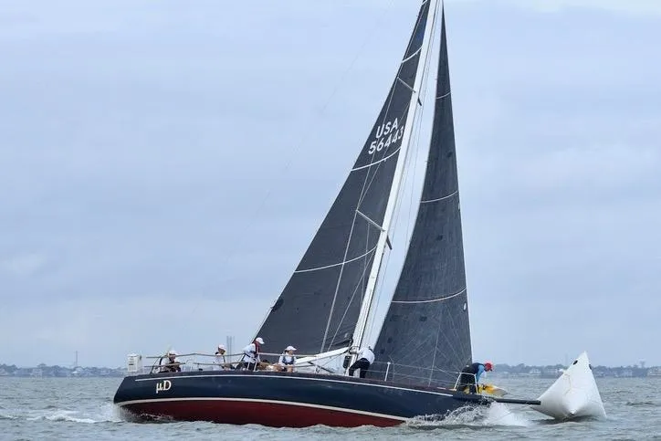 Microdarcy(ud) Yacht Photos Pics 2005 J Boats J/124 sailing on open water with crew, overcast sky.