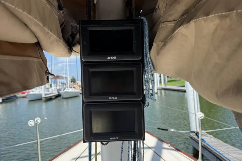 Microdarcy(ud) Yacht Photos Pics B&G marine instruments on a 2005 J Boats J/124 sailboat, docked at a marina.