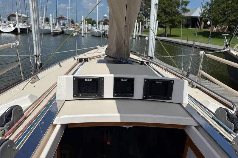 Microdarcy(ud) Yacht Photos Pics 2005 J Boats J/124 sailboat cockpit with navigation instruments, docked at a marina.