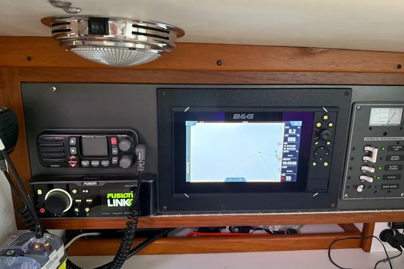 Microdarcy(ud) Yacht Photos Pics Navigation equipment on a 2005 J Boats J/124, featuring B&G display and Fusion Link system.
