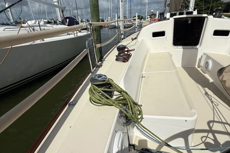 Microdarcy(ud) Yacht Photos Pics 2005 J Boats J/124 sailboat deck with ropes and winch in marina.