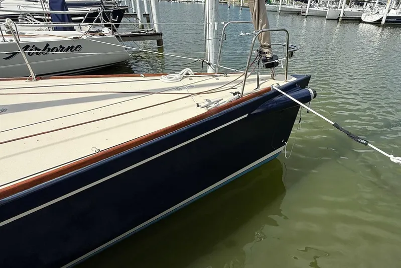 Microdarcy(ud) Yacht Photos Pics 2005 J Boats J/124 docked, showing sleek blue hull and deck details.