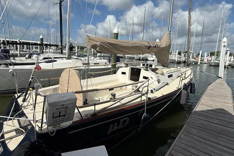Microdarcy(ud) Yacht Photos Pics 2005 J Boats J/124 sailboat docked at marina under cloudy sky.