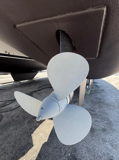 Escapist Yacht Photos Pics Propeller of 2018 Lagoon 400 S2 catamaran on dry dock, close-up view.
