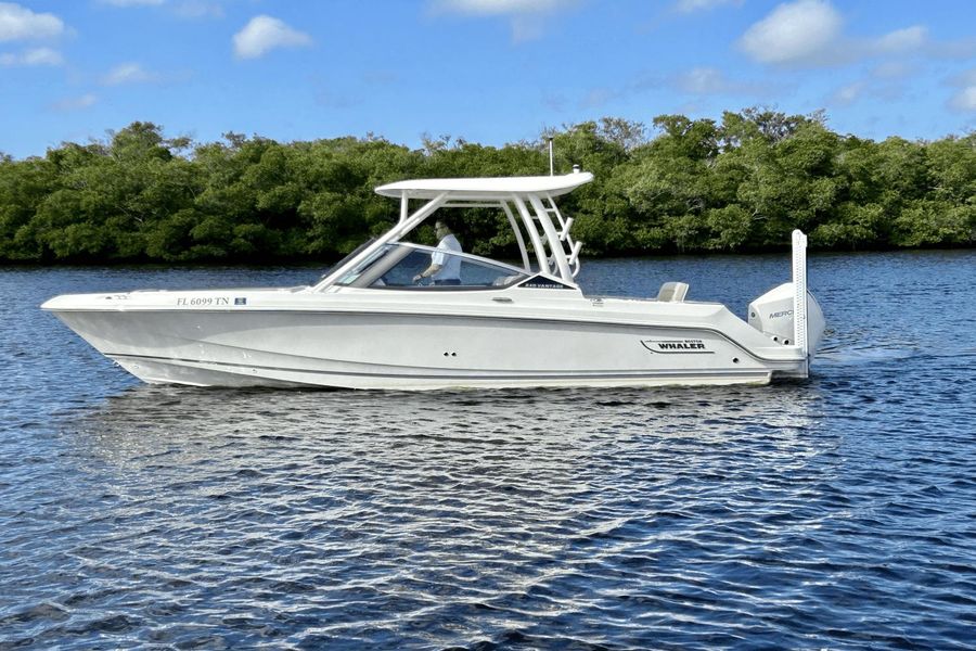 2023 Boston Whaler 240 Vantage