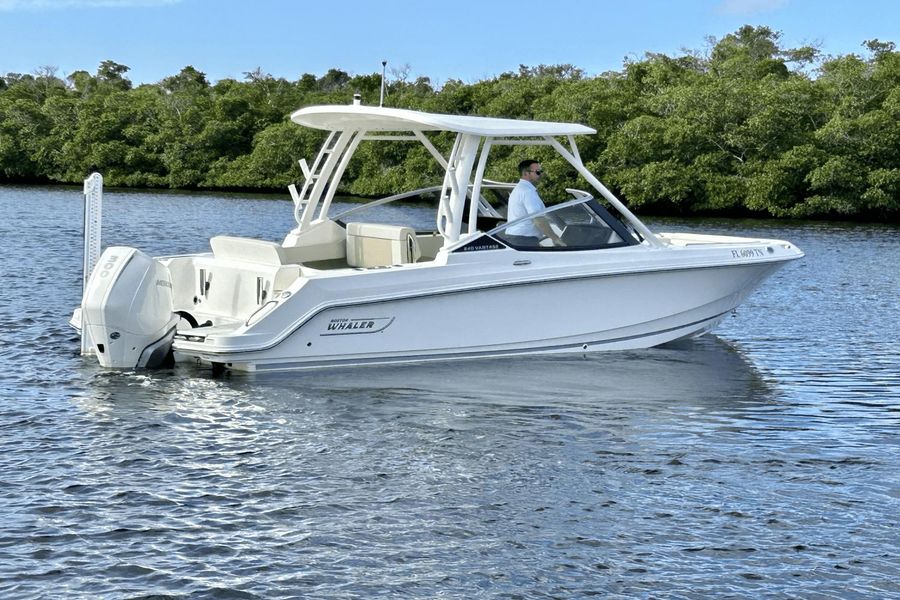 2023 Boston Whaler 240 Vantage