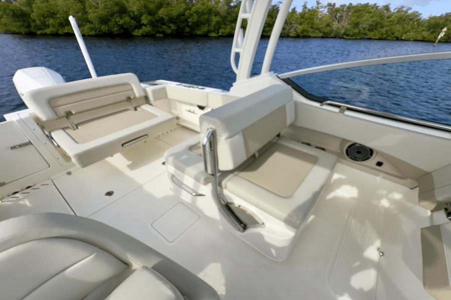 2023 Boston Whaler 240 Vantage