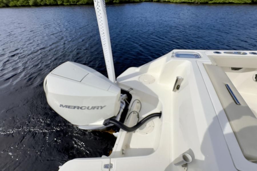 2023 Boston Whaler 240 Vantage