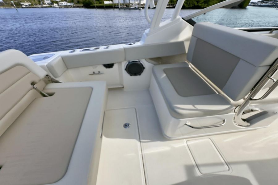 2023 Boston Whaler 240 Vantage