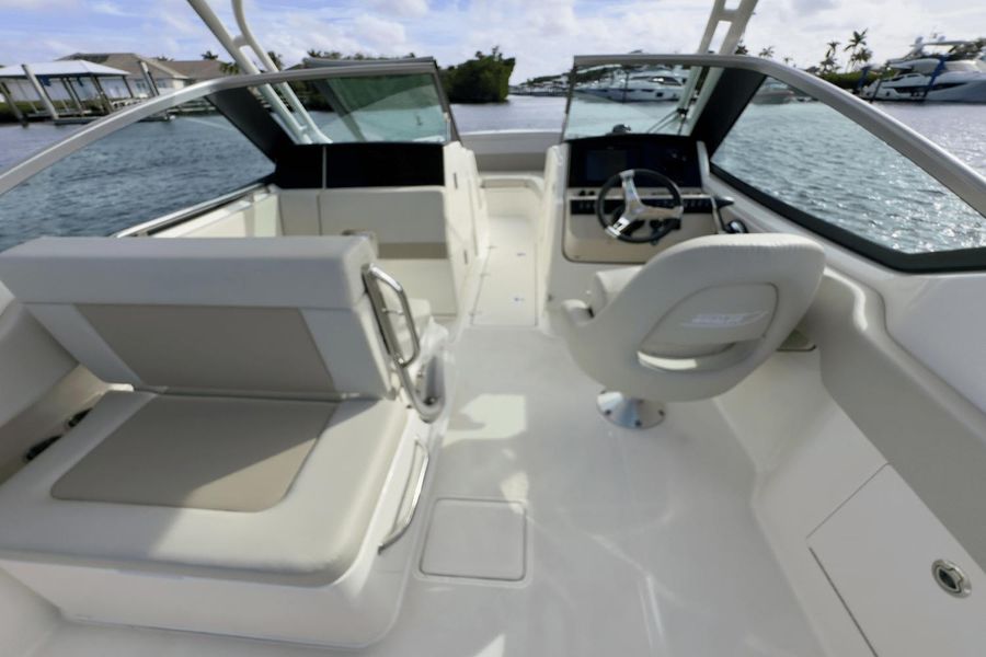 2023 Boston Whaler 240 Vantage