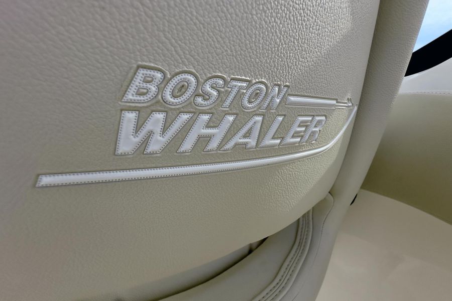2023 Boston Whaler 240 Vantage